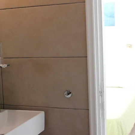 Londos 2* بوسي لِفاذي